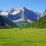 photo-1592146385470-508c0a756370